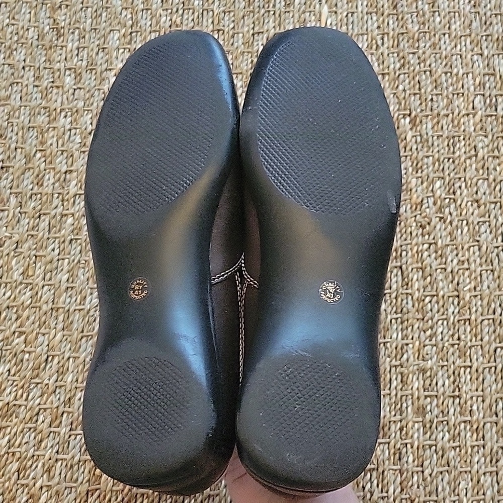 ST. JOHNS BAY leather shoes. Tan stitching. Great condtion size is 7.5. - Picture 5 of 7